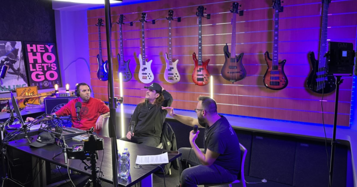 Frank Bello durante l'intervista con lo Spector DW-4 Custom Shop USA in finitura True Champagne alle sue spalle